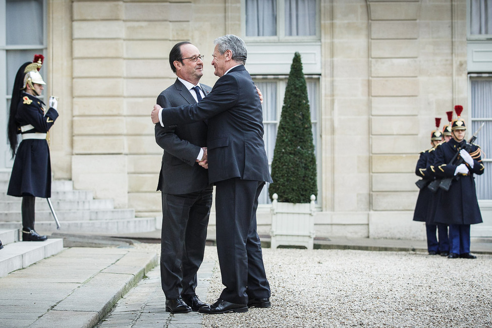 Bundespräsident Joachim Gauck bei der Begrüßung von Präsident François Hollande mit militärischen Ehren im Ehrenhof des Elysée Palasts anlässlich seines Besuchs in der Französischen Republik