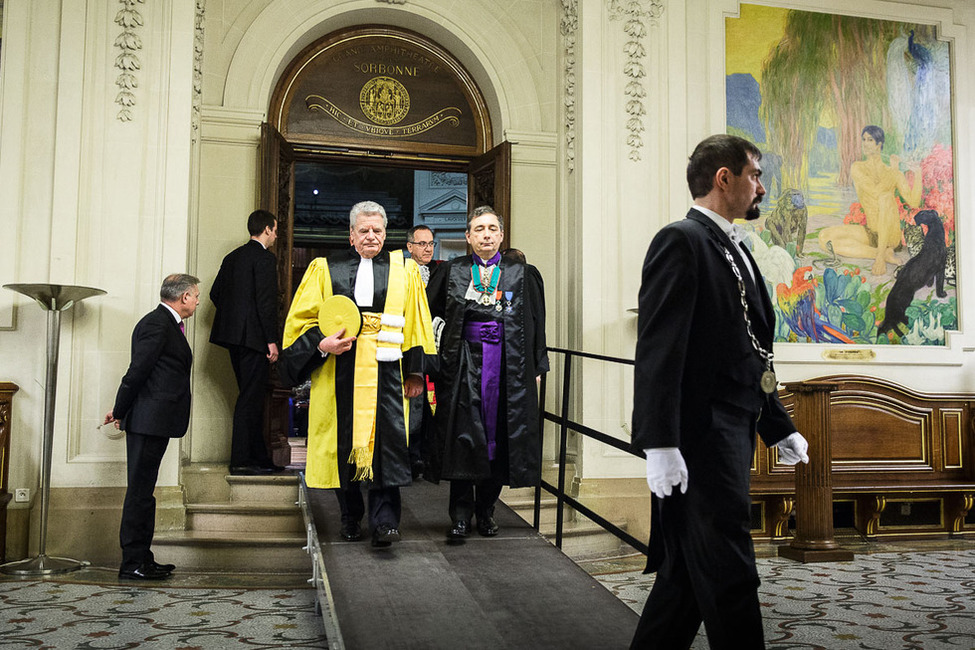 Bundespräsident Joachim Gauck und der Rektor der Académie de Paris, Gilles Pécout, beim Auszug aus dem Grand Amphithéâtre anlässlich der Verleihung der Ehrendoktorwürde der Universität Paris-Sorbonne während des Besuchs in der Französischen Republik