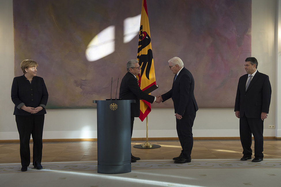 Bundespräsident Joachim Gauck überreicht dem Bundesminister des Auswärtigen, Frank-Walter Steinmeier, die Entlassungsurkunde im Großen Saal von Schloss Bellevue