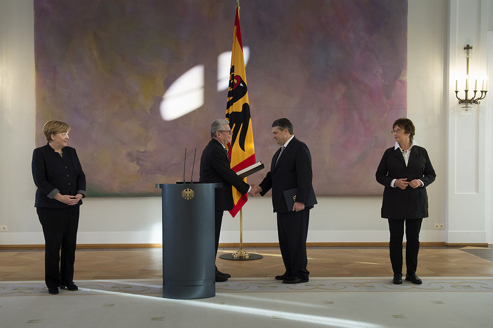 iBundespräsident Joachim Gauck überreicht Sigmar Gabriel die Ernennungsurkunde zum Bundesminister des Auswärtigen im Großen Saal von Schloss Bellevue