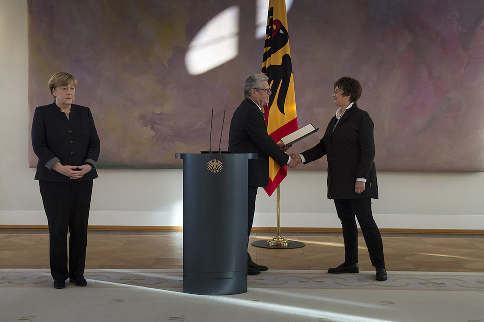 iBundespräsident Joachim Gauck überreicht Brigitte Zypries die Ernennungsurkunde zur Bundesministerin für Wirtschaft und Energie im Großen Saal von Schloss Bellevue