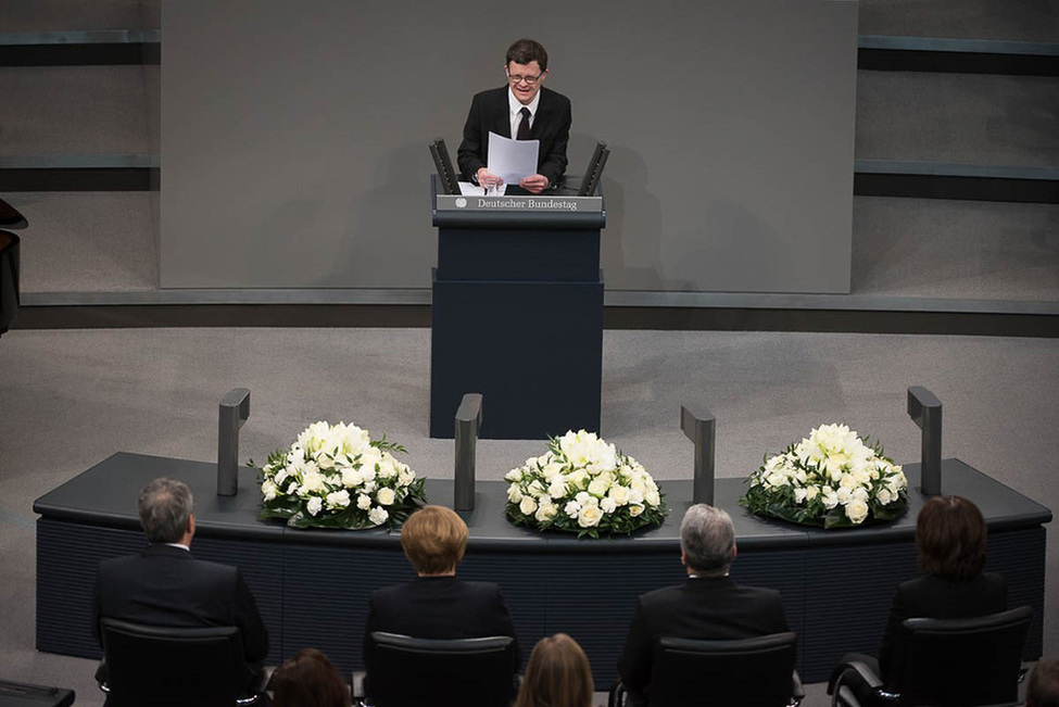 Bundespräsident Joachim Gauck nimmt an der Gedenkstunde des Deutschen Bundestages zum Tag des Gedenkens an die Opfer des Nationalsozialismus teil, bei der u.a. Schauspieler Sebastian Urbanski las