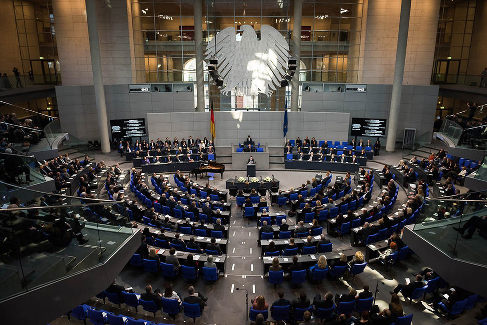 Bundespräsident Joachim Gauck nimmt an der Gedenkstunde des Deutschen Bundestages zum Tag des Gedenkens an die Opfer des Nationalsozialismus teil, bei der u.a. Schauspieler Sebastian Urbanski las