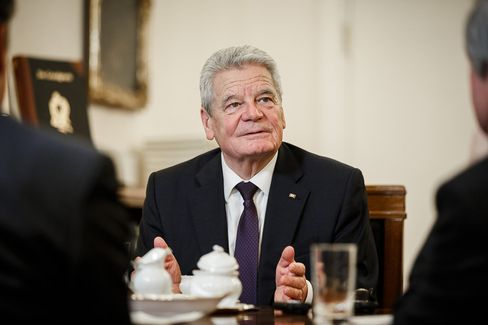 Bundespräsident Joachim Gauck bei einem Interview mit Dieter Wonka und Wolfgang Büchner vom RedaktionsNetzwerk Deutschland im Amtszimmer von Schloss Bellevue 