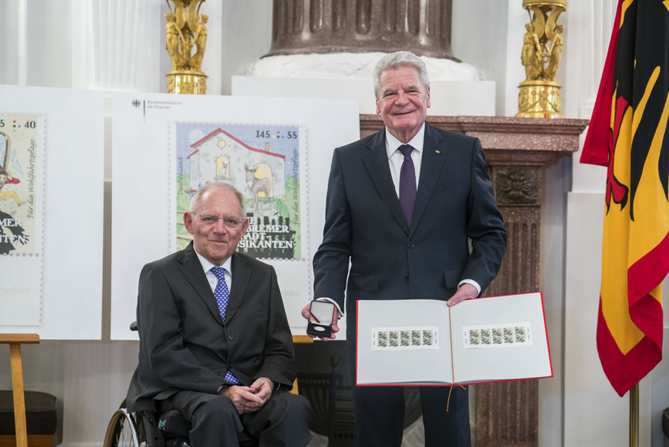 Bundespräsident Joachim Gauck und Bundesminister Wolfgang Schäuble bei der Vorstellung der Wohlfahrtsmarken und der Gedenkmünze 2017 im Langhanssaal in Schloss Bellevue