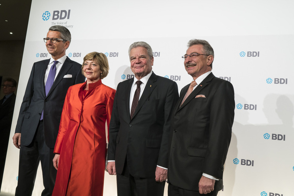 Bundespräsident Joachim Gauck und Daniela Schadt begrüßen den Präsidenten des Bundesverbandes der Deutschen Industrie, Dieter Kempf (r.) und Ulrich Grillo (l.) anlässlich des Festlichen Abends der Deutschen Industrie 2017 in Berlin