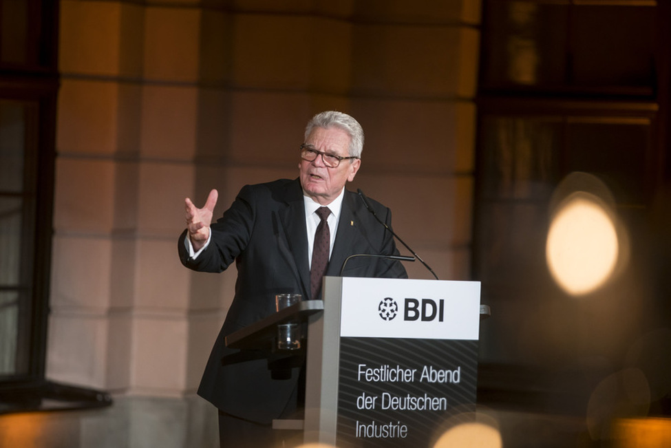 Bundespräsident Joachim Gauck hält eine Ansprache beim Festlichen Abend der Deutschen Industrie 2017 im Schlüterhof  des Deutschen Historischen Museums in Berlin