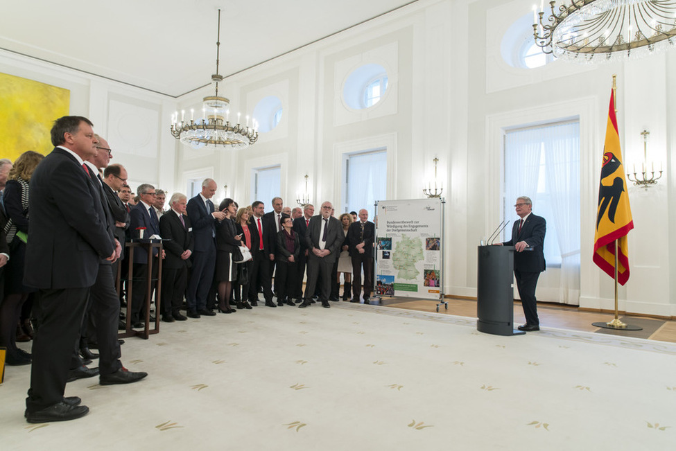 Bundespräsident Joachim Gauck begrüßt die Vertreter der Siegerdörfer des 25. Bundeswettbewerbs 'Unser Dorf hat Zukunft' im Großen Saal in Schloss Bellevue