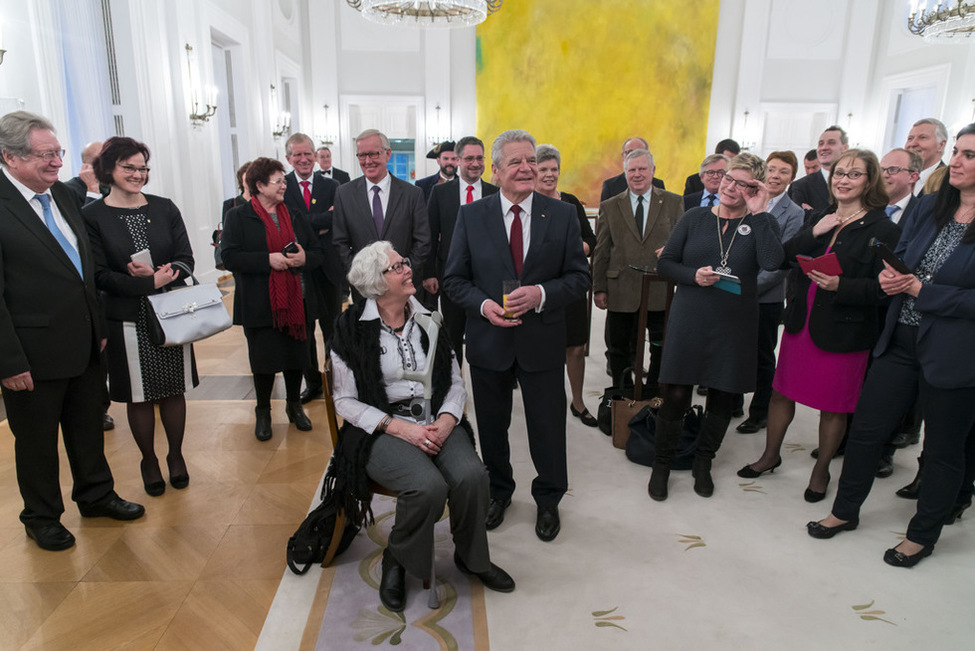 Bundespräsident Joachim Gauck im Austausch mit den Vertretern der Siegerdörfer im Großen Saal in Schloss Bellevue