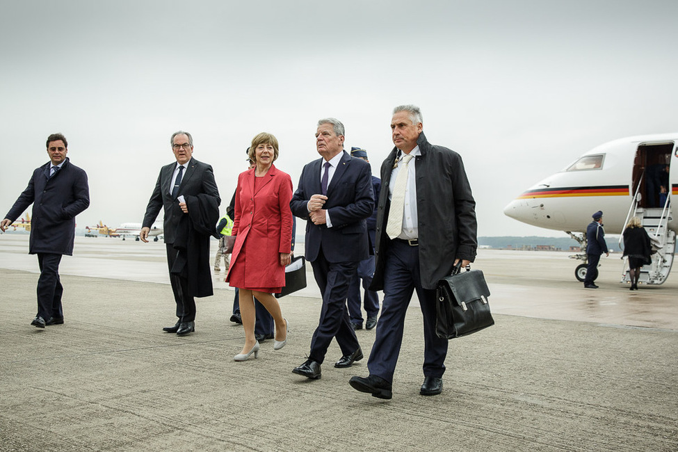 Bundespräsident Joachim Gauck und Daniela Schadt bei der Ankunft am Flughafen in Madrid anlässlich des Besuchs im Königreich Spanien 