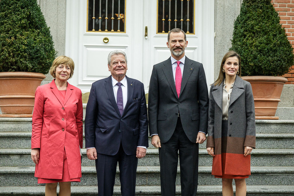 Bundespräsident Joachim Gauck und Daniela Schadt werden von König Felipe VI und Königin Letizia von Spanien vor dem Zarzuela-Palast in Madrid begrüßt