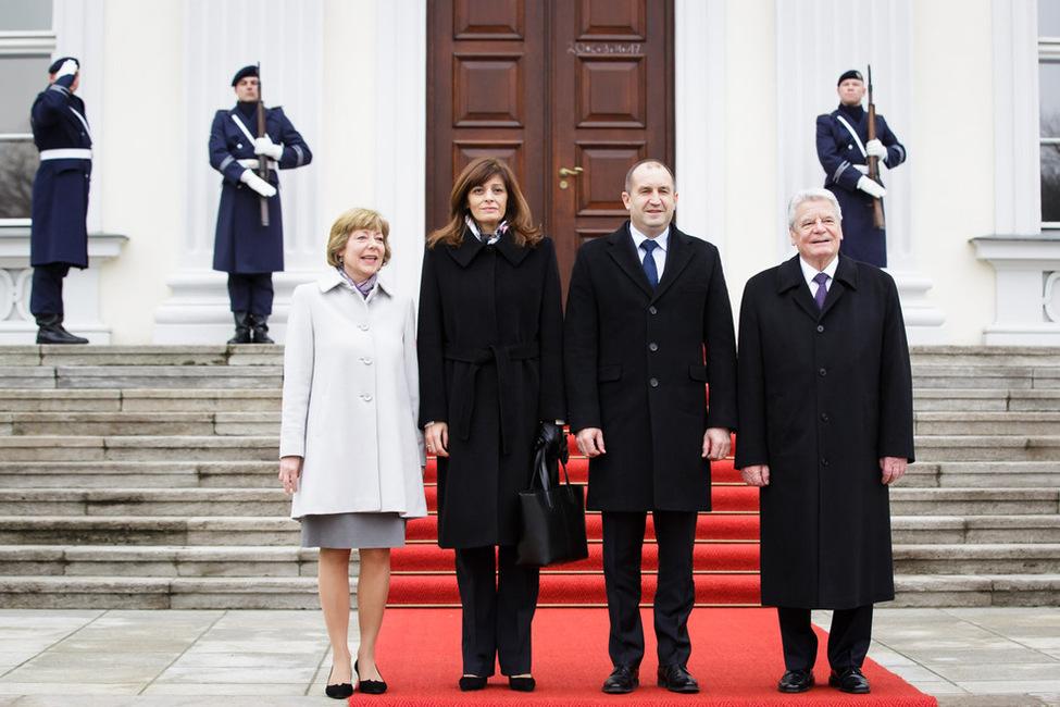 Bundespräsident Joachim Gauck und Daniela Schadt begrüßen den Präsidenten der Republik Bulgarien, Rumen Radev, und seine Ehefrau Dessislava Radeva am Schlossportal anlässlich der Begrüßung mit militärischen Ehren in Schloss Bellevue 