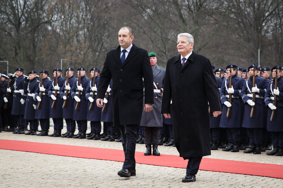 Bundespräsident Joachim Gauck begrüßt den Präsidenten der Republik Bulgarien, Rumen Radev, mit militärischen Ehren im Schlosspark von Schloss Bellevue 