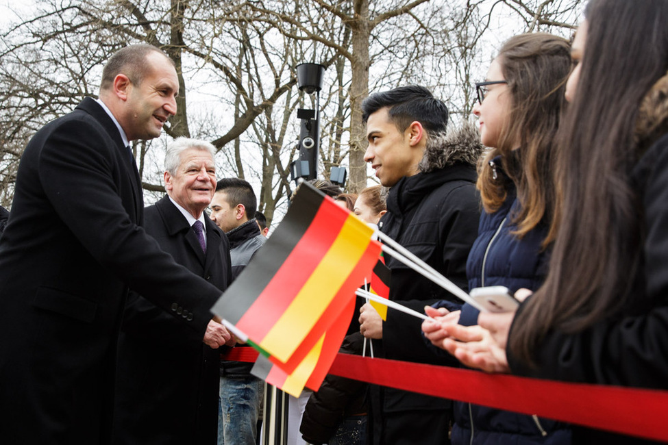 Bundespräsident Joachim Gauck und der Präsident der Republik Bulgarien, Rumen Radev, bei der Begegnung mit Schülerinnen und Schülern der Willi-Brandt-Schule bei der Begrüßung mit militärischen Ehren im Schlosspark von Schloss Bellevue 