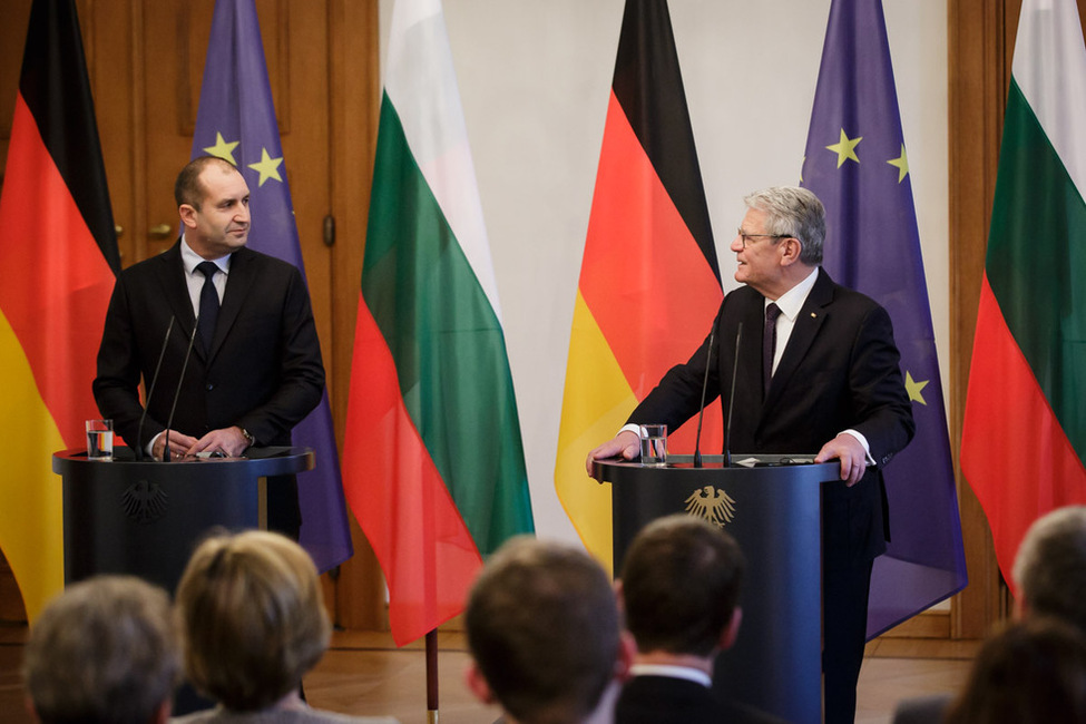 Bundespräsident Joachim Gauck und der Präsident der Republik Bulgarien, Rumen Radev, bei der gemeinsamen Pressebegegnung mit Rumen Radev in der Galerie von Schloss Bellevue 