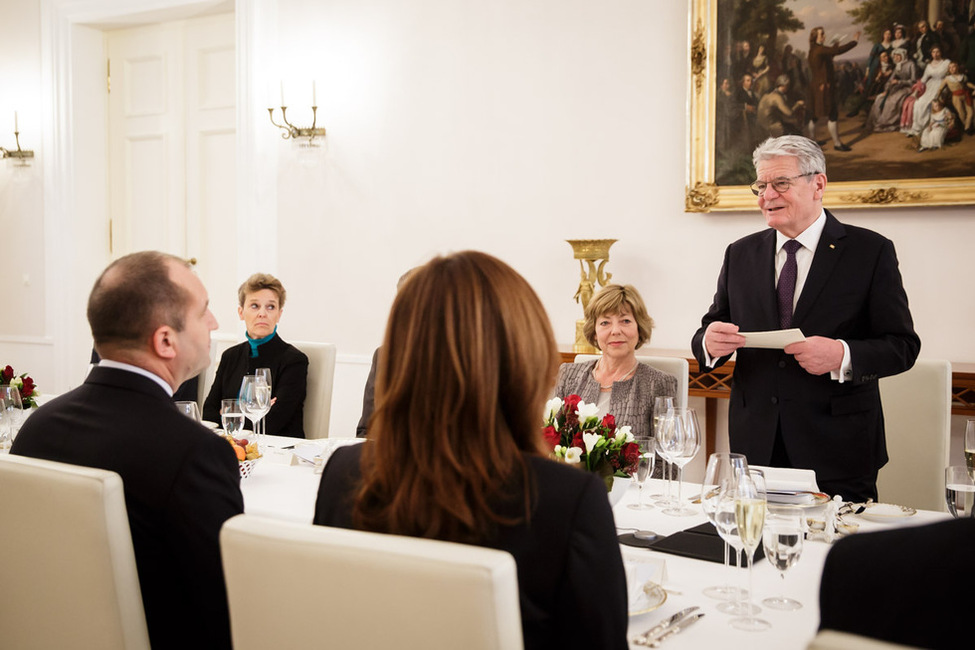 Bundespräsident Joachim Gauck hält eine Tischrede beim gemeinsamen Mittagessen anlässlich des Besuchs des Präsidenten der Republik Bulgarien, Rumen Radev, im Schinkelsaal von Schloss Bellevue 