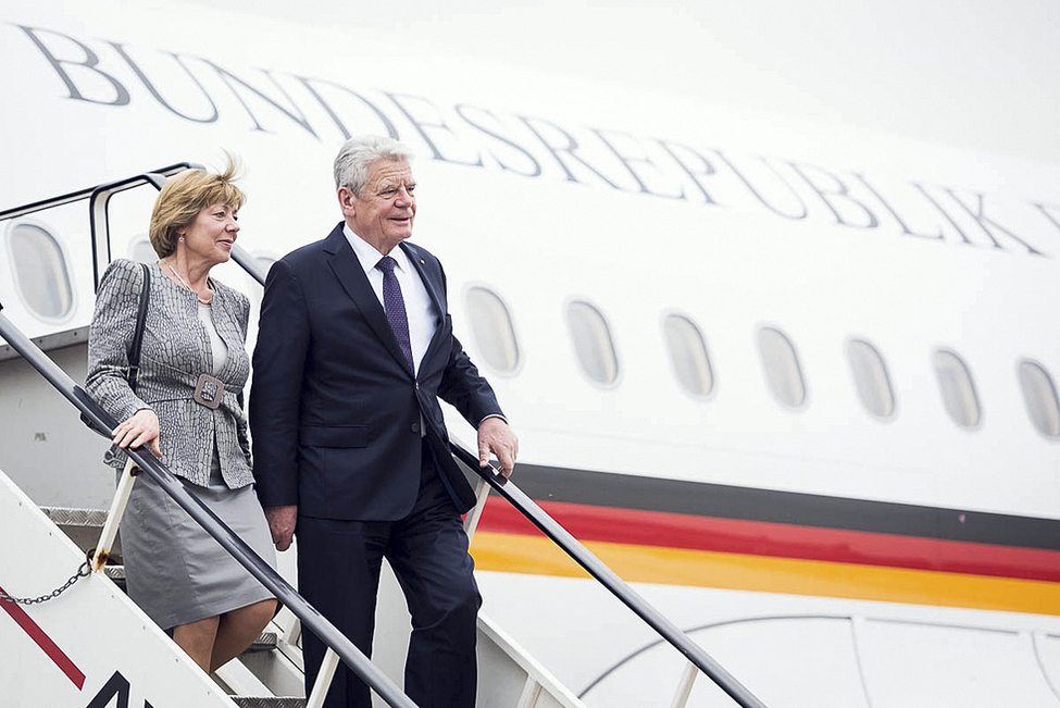 Bundespräsident Joachim Gauck und Daniela Schadt bei der Ankunft am Flughafen Rotterdam-Den Haag anlässlich des Besuchs im Königreich der Niederlande 