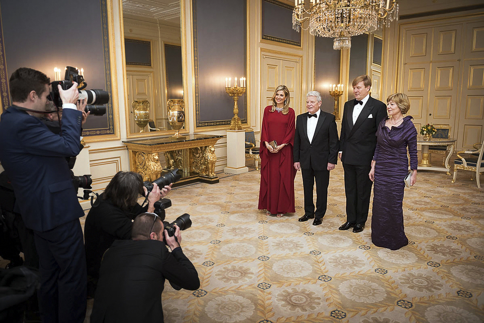 Bundespräsident Joachim Gauck und Daniela Schadt werden von Ihren Majestäten König Willem-Alexander und Königin Máxima der Niederlande im Paleis Noordeinde in Den Haag begrüßt anlässlich des Besuchs im Königreich der Niederlande 