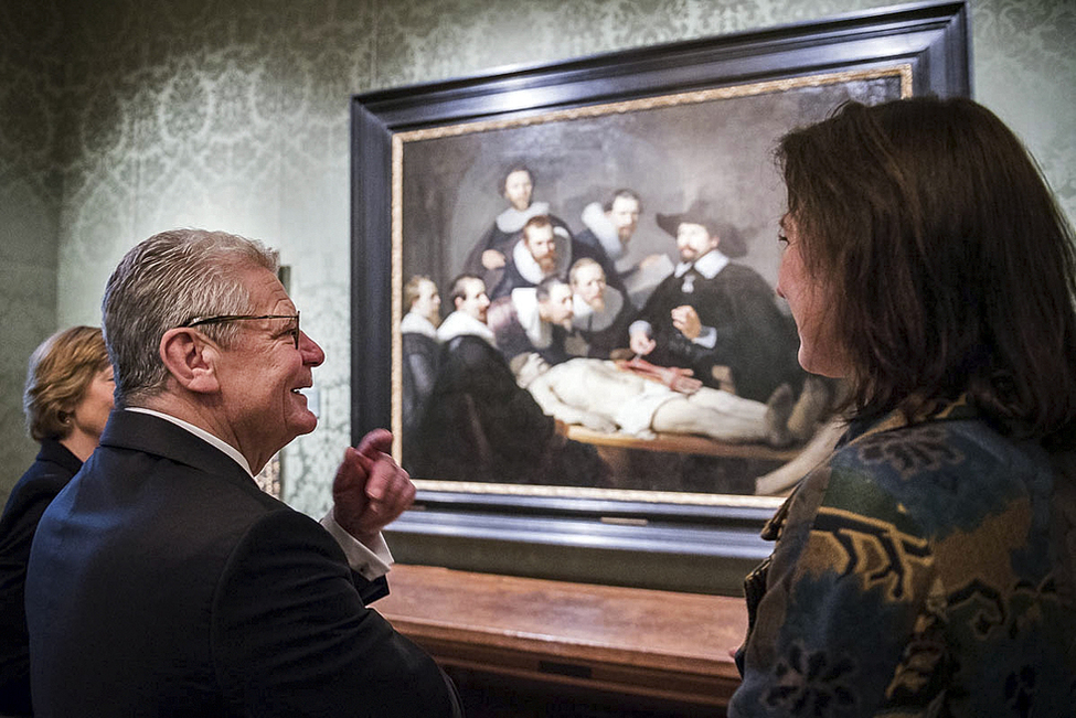 Bundespräsident Joachim Gauck und Daniela Schadt bei der Betrachtung des Gemäldes "Die Anatomie des Dr. Tulp" von Rembrandt während des Rundgangs durch die Ausstellung des Museum Mauritshuis anlässlich des Besuchs im Königreich der Niederlande 