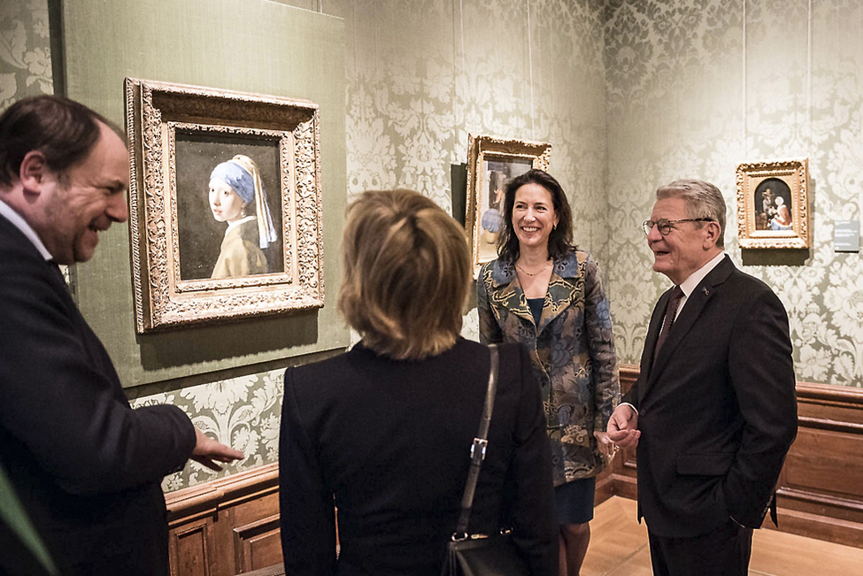 Bundespräsident Joachim Gauck und Daniela Schadt betrachten das Gemälde 'Das Mädchen mit dem Perlenohrgehänge' von Jan Vermeer während des Rundgangs durch die Ausstellung des Museum Mauritshuis anlässlich des Besuchs im Königreich der Niederlande 