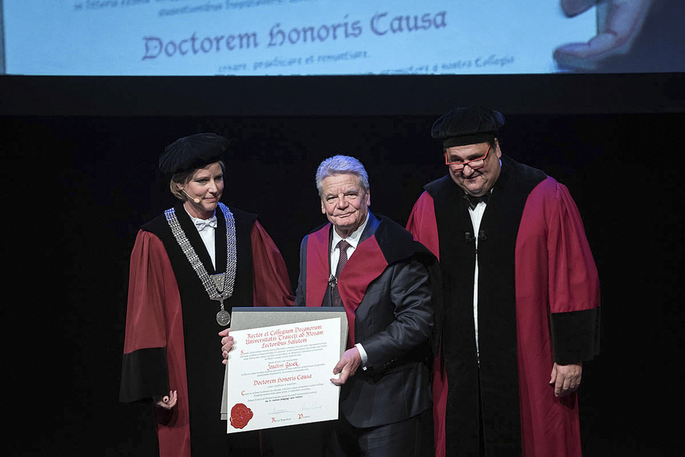 Bundespräsident Joachim Gauck bekommt die Ehrendoktorwürde der Universität Maastricht im Theater aan het Vrijthof während des Besuchs im Königreich der Niederlande verliehen