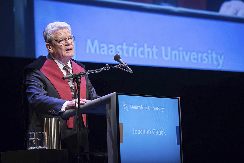 Bundespräsident Joachim Gauck hält eine Rede beim Festakt anlässlich der Verleihung der Ehrendoktorwürde der Universität Maastricht im Theater aan het Vrijthof während des Besuchs im Königreich der Niederlande