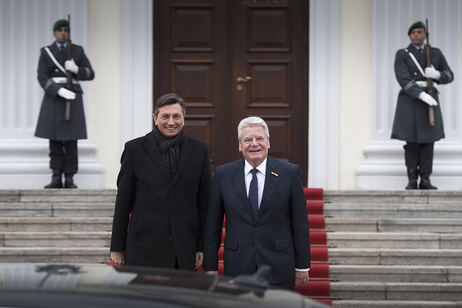 Bundespräsident Joachim Gauck begrüßt den Präsidenten der Republik Slowenien, Borut Pahor, vor dem Schlossportal von Schloss Bellevue 