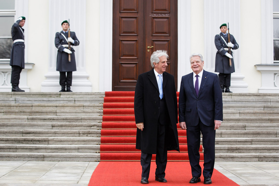 Bundespräsident Joachim Gauck begrüßt den Präsidenten der Republik Östlich des Uruguay, Tabaré Ramón Vázquez Rosas, vor dem Schlossportal von Schloss Bellevue 
