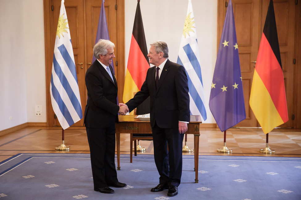 Bundespräsident Joachim Gauck und der Präsident der Republik Östlich des Uruguay, Tabaré Ramón Vázquez Rosas, nach dem Eintrag ins Gästebuch in der Galerie von Schloss Bellevue 