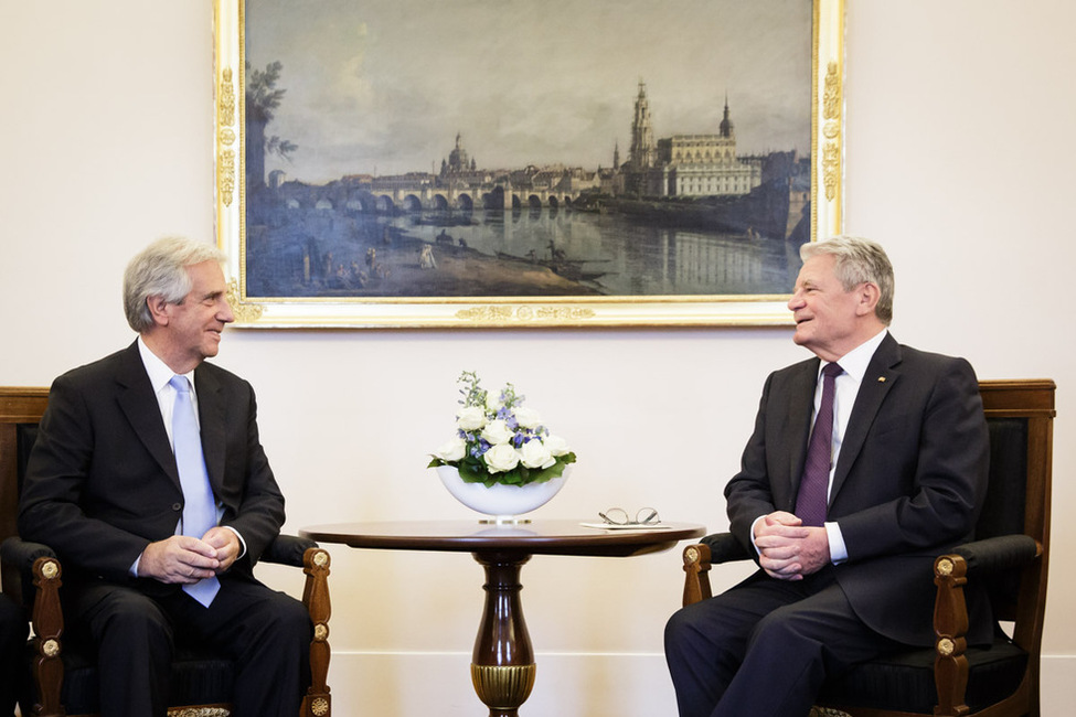 Bundespräsident Joachim Gauck beim Gespräch mit dem Präsidenten der Republik Östlich des Uruguay, Tabaré Ramón Vázquez Rosas, im Amtszimmer von Schloss Bellevue 