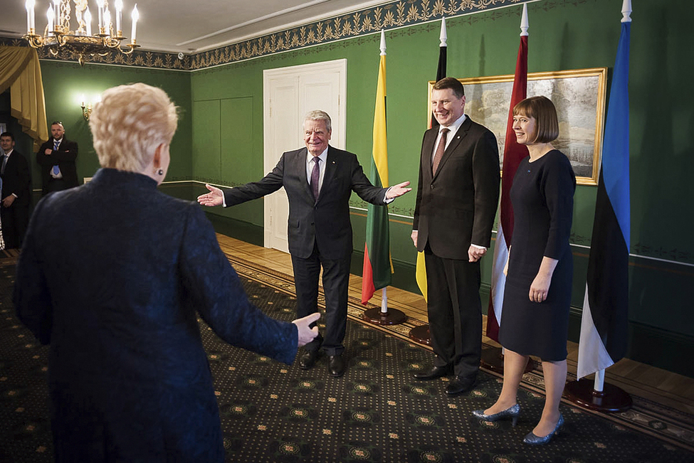 Bundespräsident Joachim Gauck bei der Begrüßung durch die Staatsoberhäupter der baltischen Staaten im Rigaer Schloss anlässlich des Besuchs in der Republik Lettland