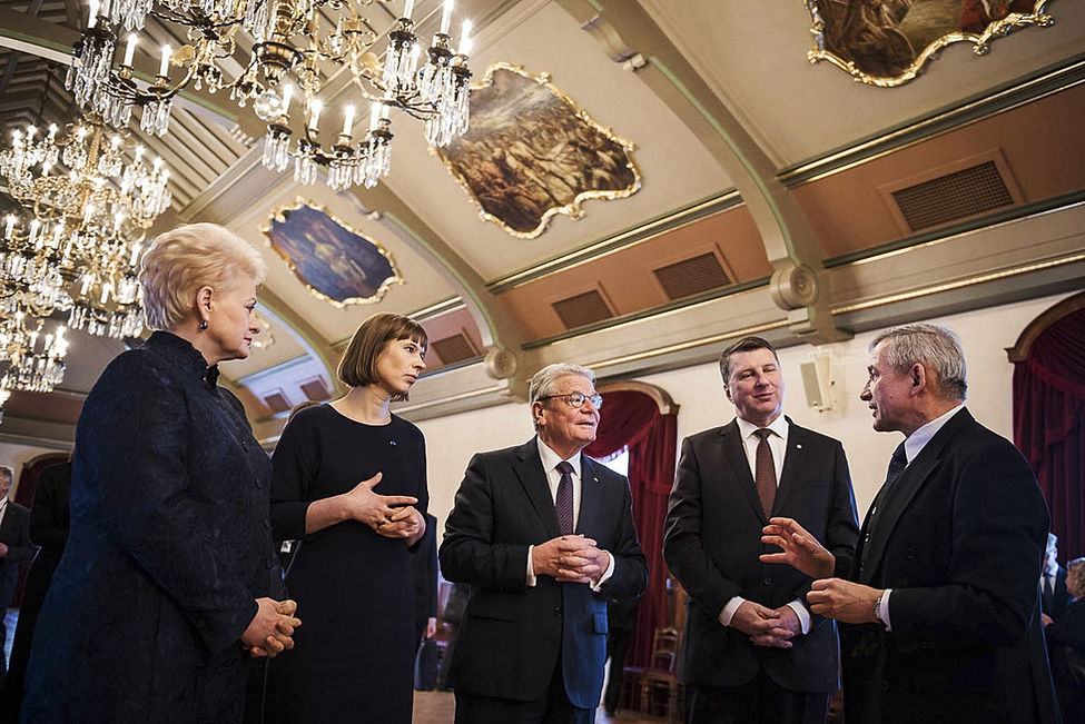 Bundespräsident Joachim Gauck während des Rundgangs durch das Rigaer Schloss mit den Staatsoberhäuptern der baltischen Staaten anlässlich des Besuchs in der Republik Lettland