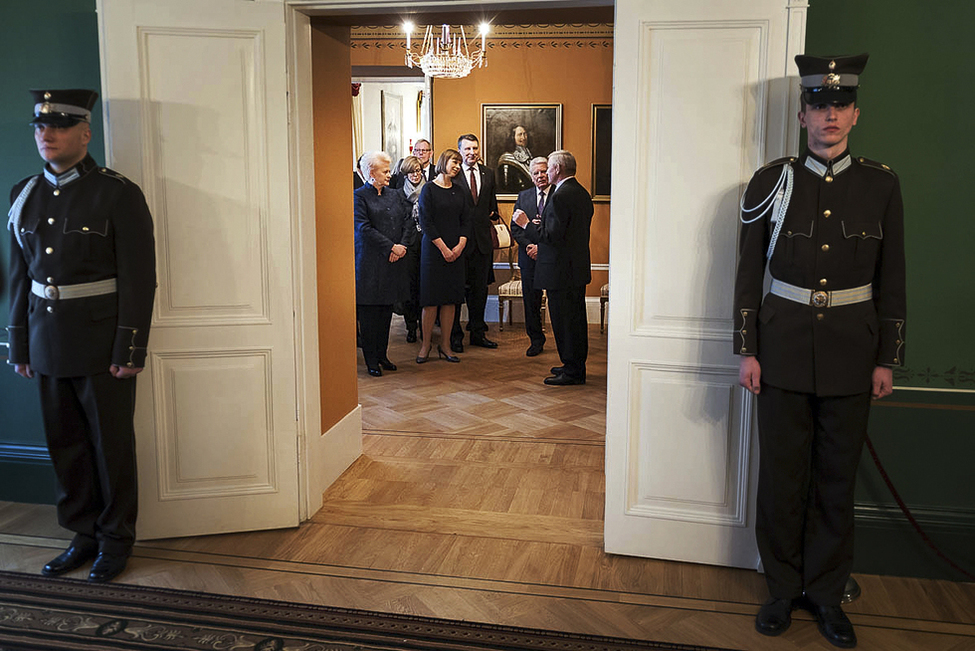 Bundespräsident Joachim Gauck während des Rundgangs durch das Rigaer Schloss mit den Staatsoberhäuptern der baltischen Staaten anlässlich des Besuchs in der Republik Lettland