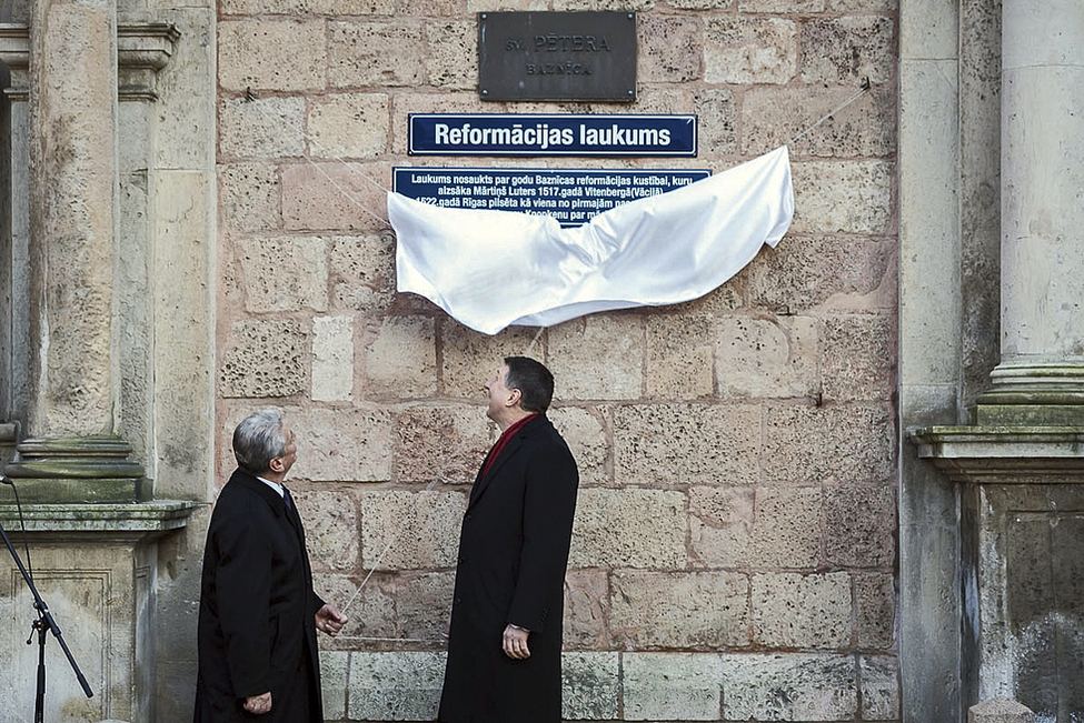 Bundespräsident Joachim Gauck und der Präsident der Republik Lettland, Raimonds Vējonis, bei der Enthüllung der Namensplakette des Reformationsplatzes in Riga anlässlich des Besuchs in der Republik Lettland