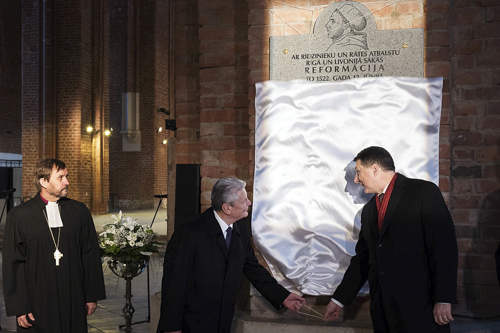 Bundespräsident Joachim Gauck und der Präsident der Republik Lettland, Raimonds Vējonis, bei der Enthüllung einer Gedenktafel in der Rigaer Petrikirche zur Erinnerung an das 500-jährige Reformationsjubiläum anlässlich des Besuchs in der Republik Lettland