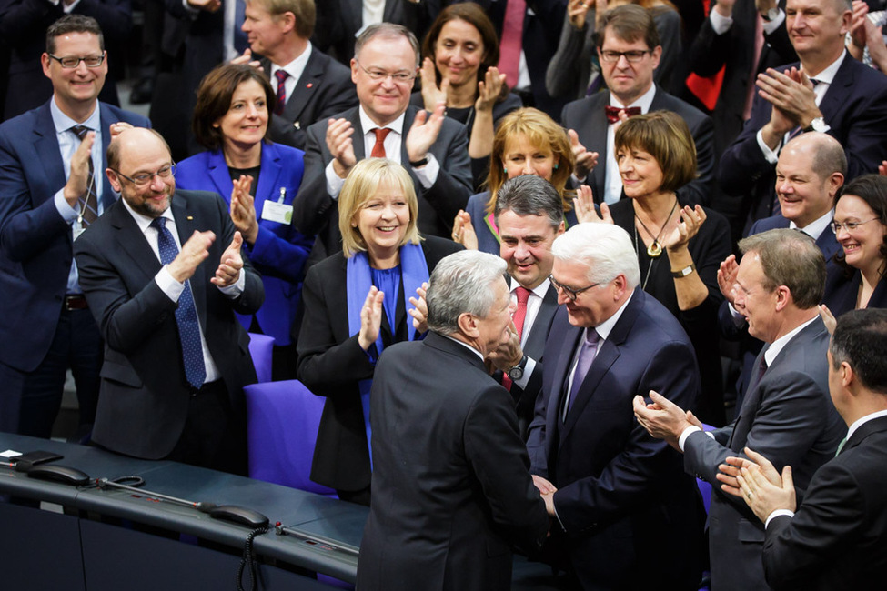Bundespräsident Joachim Gauck gratuliert dem neu gewählten Bundespräsidenten, Frank-Walter Steinmeier, bei der 16. Bundesversammlung im Reichstagsgebäude in Berlin