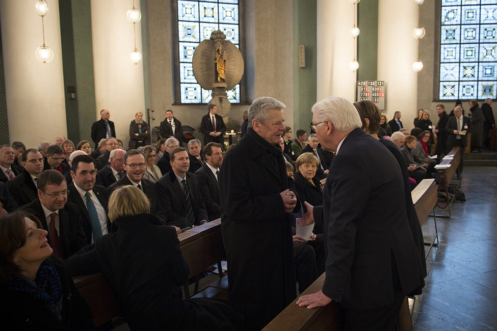 Bundespräsident Joachim Gauck begegnet Frank-Walter Steinmeier in der St. Hedwigs-Kathedrale anlässlich der Ökumenischen Morgenandacht aus Anlass der 16. Bundesversammlung in Berlin 