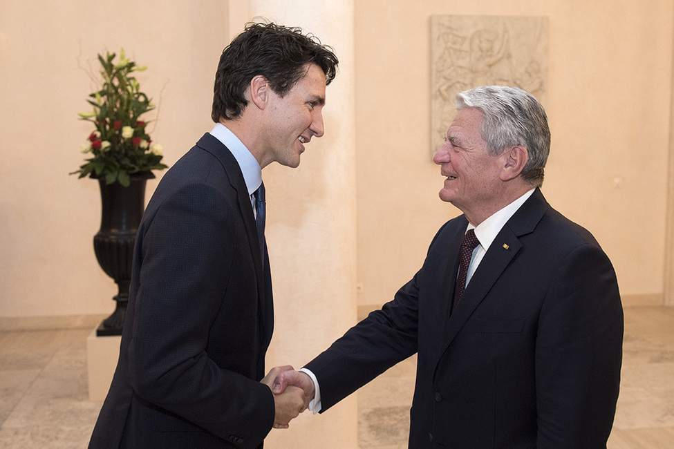 Bundespräsident Joachim Gauck begrüßt den Premierminister von Kanada, Justin Trudeau, in der Eingangshalle von Schloss Bellevue 