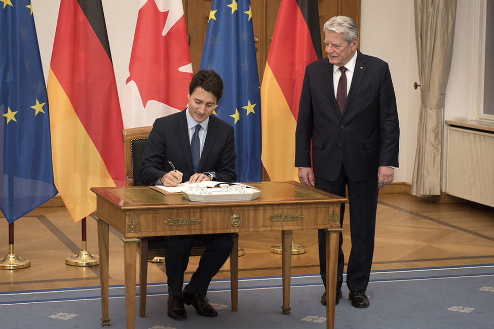 Bundespräsident Joachim Gauck beim Eintrag ins Gästebuch von dem Premierminister von Kanada, Justin Trudeau, in der Galerie von Schloss Bellevue 