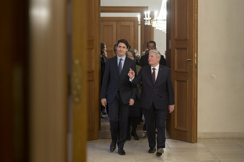 Bundespräsident Joachim Gauck und der Premierminister von Kanada, Justin Trudeau, beim Gang ins Amtszimmer von Schloss Bellevue 