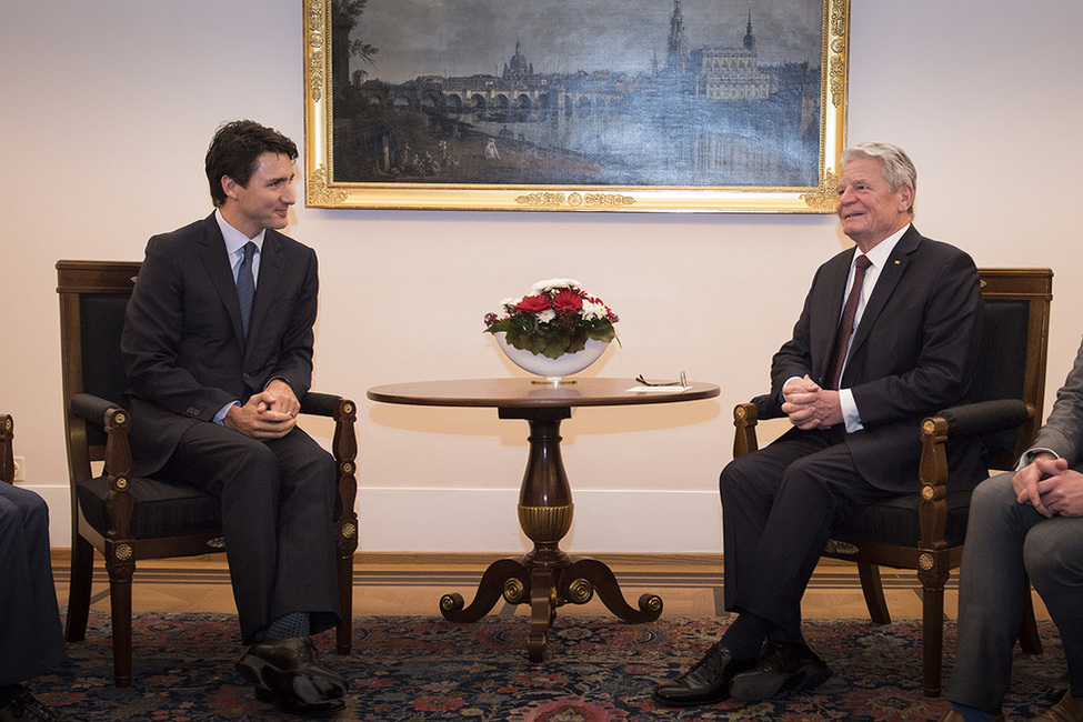 Bundespräsident Joachim Gauck im Gespräch mit dem Premierminister von Kanada, Justin Trudeau, im Amtszimmer von Schloss Bellevue 