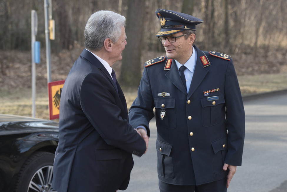 Bundespräsident Joachim Gauck bei der Begrüßung durch den Kommandeur des Kommandos Territoriale Aufgaben der Bundeswehr, Generalmajor Jürgen Knappe, in der Julius-Leber-Kaserne in Berlin