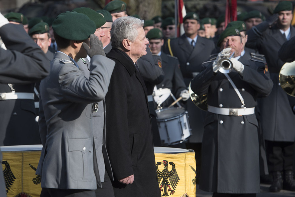 Bundespräsident Joachim Gauck schreitet die Ehrenformation anlässlich des 60-jährigen Bestehens des Wachbataillons in der Julius-Leber-Kaserne in Berlin ab