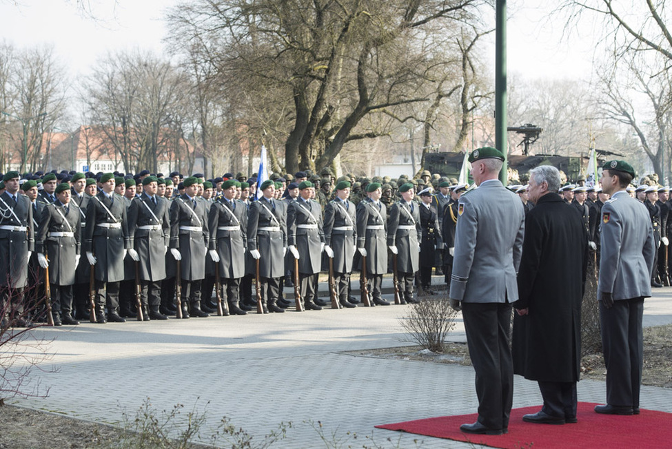 Bundespräsident Joachim Gauck grüßt die Soldatinnen und Soldaten des Wachbataillons in der Julius-Leber-Kaserne in Berlin