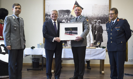 Bundespräsident Joachim Gauck bedankt sich beim Kommandeur des Wachbataillons, Oberstleutnant Patrick Bernardy, und übergibt ihm ein Geschenk in der Julius-Leber-Kaserne in Berlin