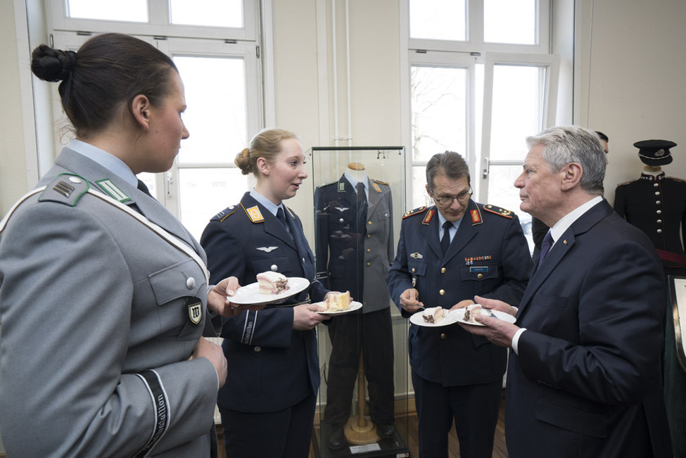 Bundespräsident Joachim Gauck und Generalmajor Jürgen Knappe im Gespräch mit Soldatinnen des Wachbataillons in der Julius-Leber-Kaserne in Berlin