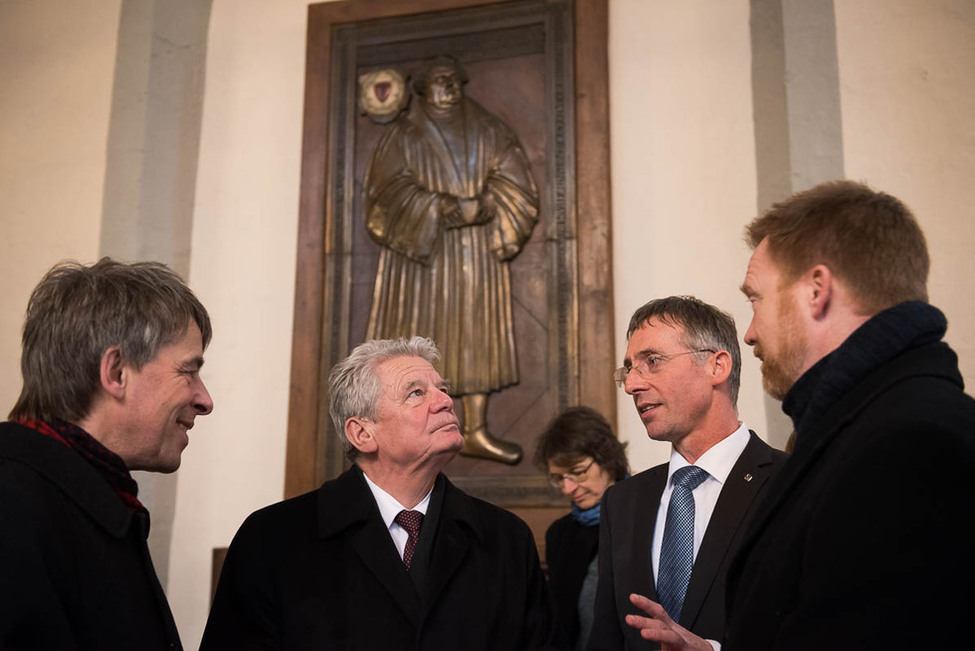 Bundespräsident Joachim Gauck beim Rundgang durch die Stadtkirche St. Michael anlässlich des Besuchs in Jena  