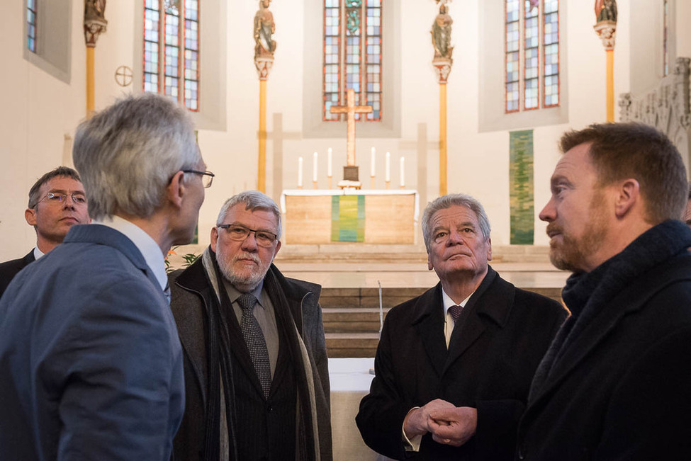 Bundespräsident Joachim Gauck beim Rundgang durch die Stadtkirche St. Michael anlässlich des Besuchs in Jena  