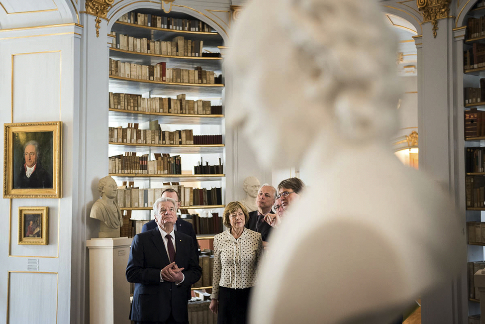 Bundespräsident Joachim Gauck und Daniela Schadt besichtigen den Sonderlesesaal der Herzogin Anna Amalia Bibliothek anlässlich des Besuchs in Weimar  