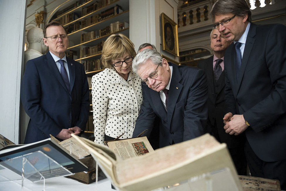 Bundespräsident Joachim Gauck und Daniela Schadt beim Rundgang durch die Herzogin Anna Amalia Bibliothek mit Direktor Reinhard Laube anlässlich des Besuchs in Weimar  